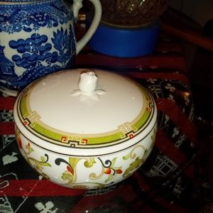Wedgewood Oberon trinket jewelry lided perfect condition